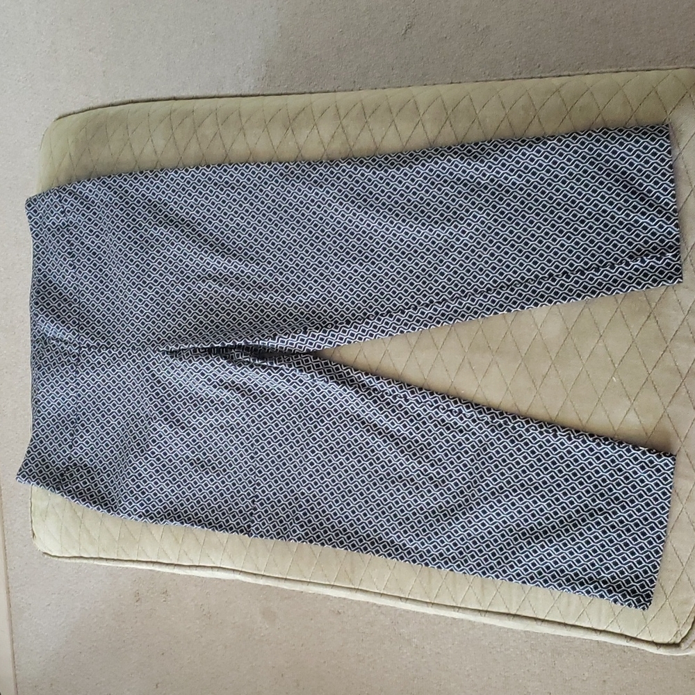 Roz & Ali Black Geometric Patterned Capri Pants